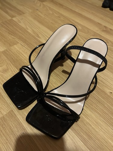 Black strapped glossy - black,